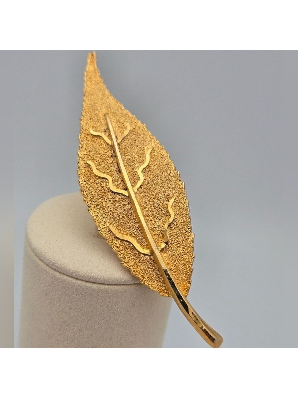 Leaf Brooch Vintage Textured Gold-Tone Pin Fall Accessory Nature Jewelry